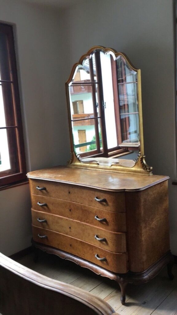 a vintage dressing table with a mirror. furniture shops in Northampton